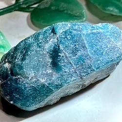【マイナスイオンの石】アパタイト（燐灰石）　ラフストーン　原石 1枚目の画像