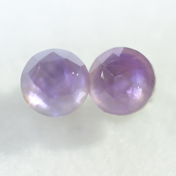 （獨一無二的物品）白色貝殼和紫水晶耳釘（8 毫米，鈦耳釘） 第1張的照片