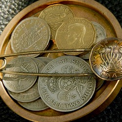 ＃B62  UK Coin Brooch 1枚目の画像