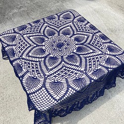 手編みレース ドイリー テーブルクロス 花柄 パイナップル編み ネイビー 紺色 1枚目の画像