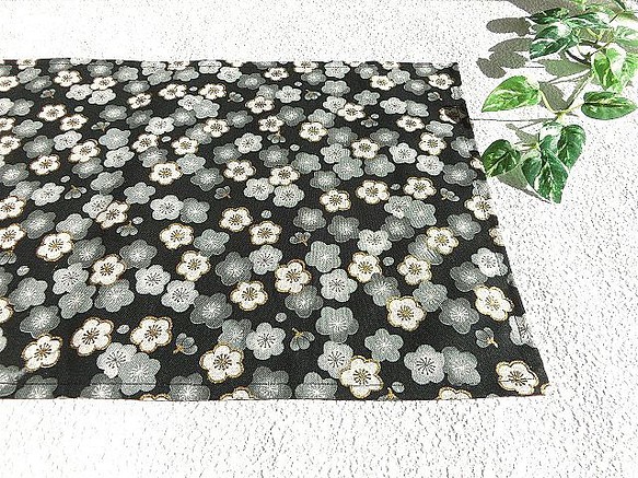 テーブルランナー　敷物　金彩梅の花×麻の葉模様　両面リバーシブル　黒色　 1枚目の画像