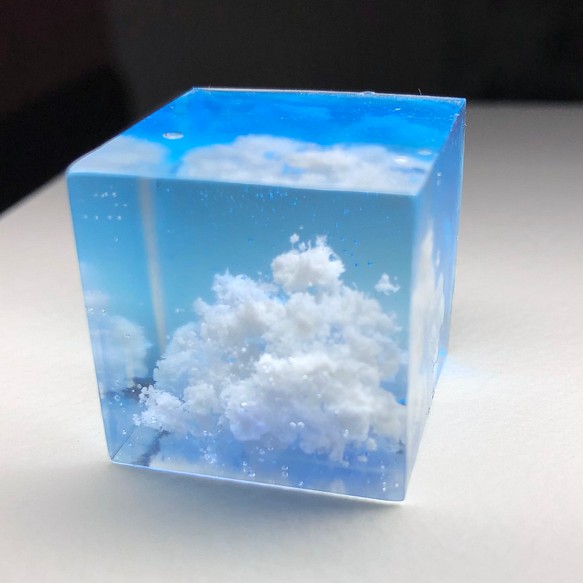 空レジン-晴れる日と入道雲（過去作）プレゼント　レジン 1枚目の画像