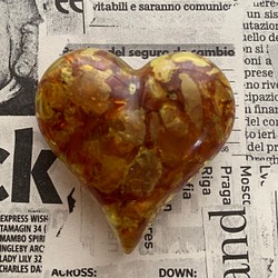 ビンテージ素材の大きな琥珀色のハートの帯留め「アルテミスの心臓」 1枚目の画像