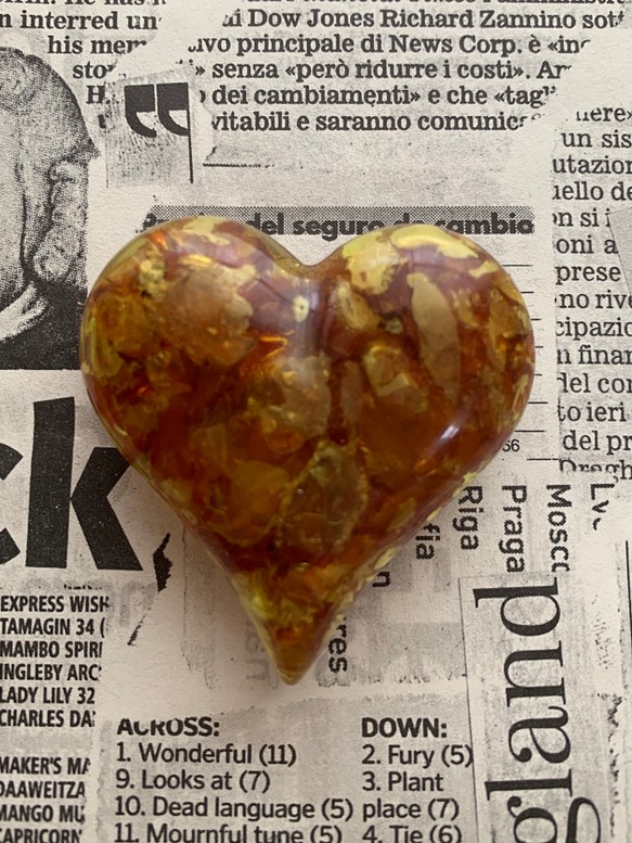 ビンテージ素材の大きな琥珀色のハートの帯留め「アルテミスの心臓」 1枚目の画像