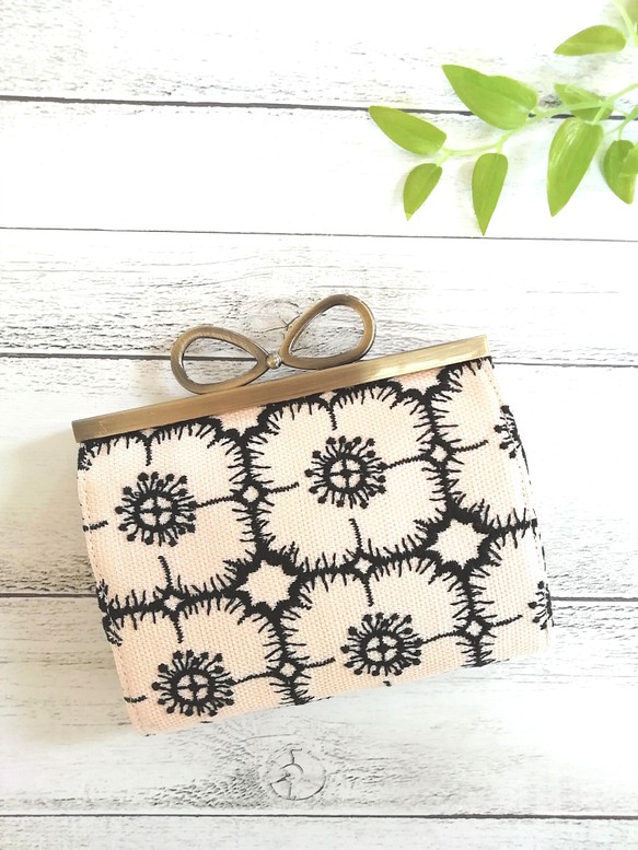 SALE☆ミナペルホネンanemone刺繍生地,がま口コンパクト財布/light