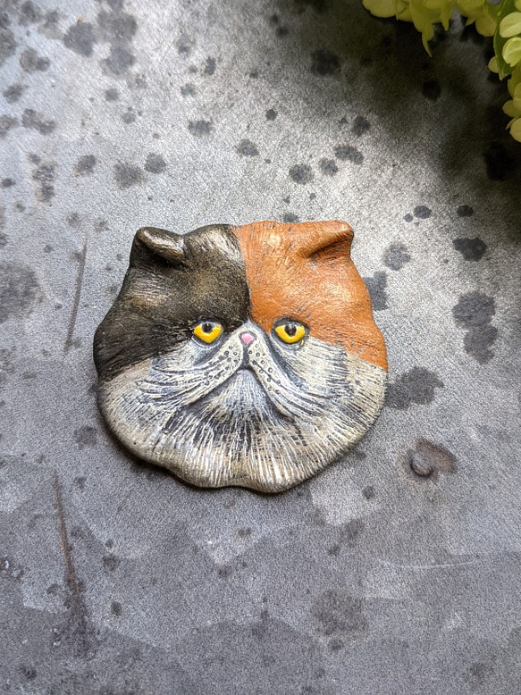 〈樹脂粘土〉鼻ぺちゃ猫のブローチ 1枚目の画像