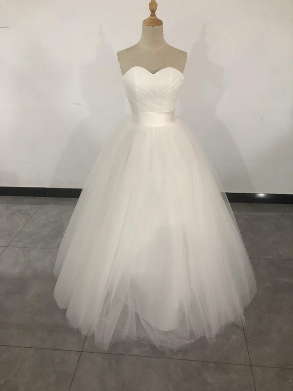 大人気 再々販 可愛い ハートカット チュールタック 素敵なウエディングドレス フロア丈 結婚式 衣 1枚目の画像