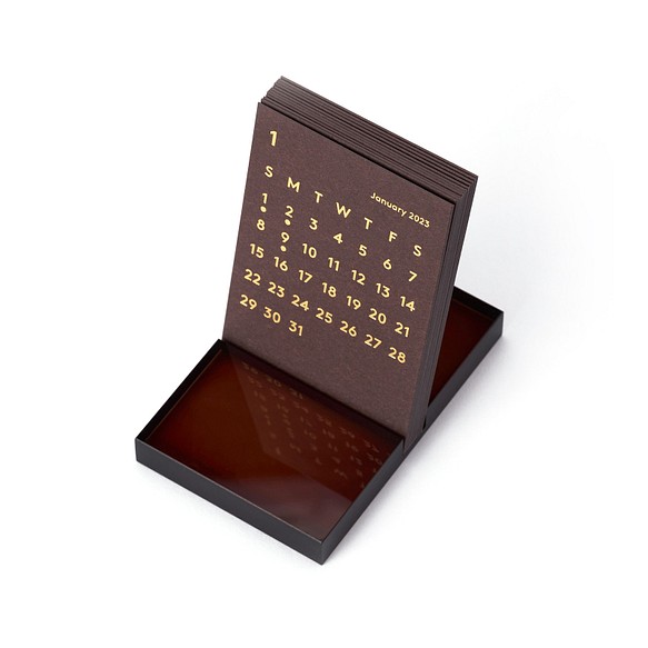 CLARA Desk Calendar 2023 Brown｜卓上カレンダー 1枚目の画像