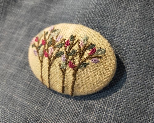 刺繍ブローチ 冬の森A オーバル型 横振りミシン 秋色2022 ベージュ