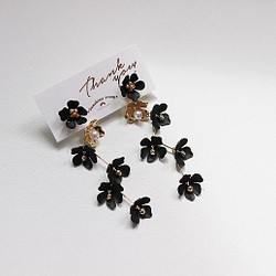 ブラック連花（2way チタンポストピアス） 1枚目の画像