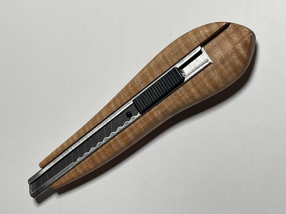 ギター材で作った木製スリムカッターナイフ～トラ杢メイプル削り出し 1枚目の画像
