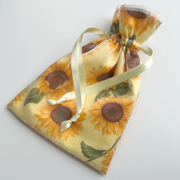 透け感の美しい　上品なオーガンジー花柄巾着ポーチ　ひまわりイエロー　向日葵 1枚目の画像
