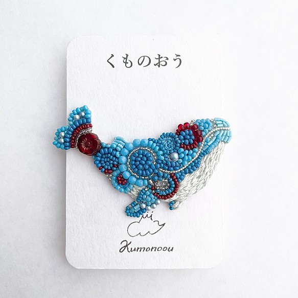 赤い花つきのくじらブローチM・海の子シリーズ・ビーズ刺繍 /ブローチ 1枚目の画像