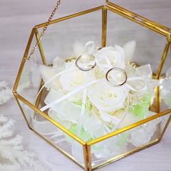 バラと紫陽花のリングピロー‪‪❤︎‬white＆mint green 六角ガラスケースL  プリザーブドフラワー 結婚式 1枚目の画像