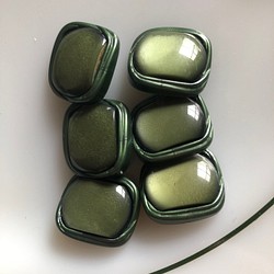 アンティーク ボタン 6個セット ビンテージ 昭和 レトロ 個性的 ハンドメイド素材 緑　グリーン　ポップ アクセ 1枚目の画像
