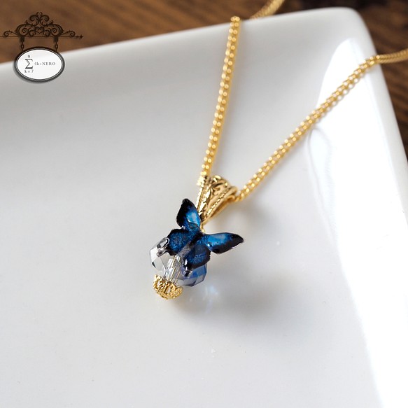 【 受注生産 】 首飾り 青 一粒のカットガラスビーズ 蝶を添えて 〈 ネックレス , チョーカー 〉 1枚目の画像