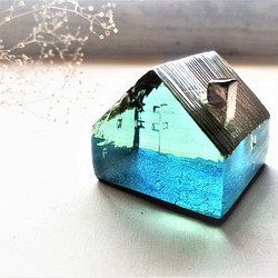 ガラスの家　置物　インテリア　ダークブルー銀の屋根 1枚目の画像