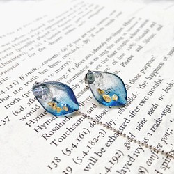 漸層藍色琉璃–花瓣耳環–藏金–不對稱垂墜銀鍊 第1張的照片
