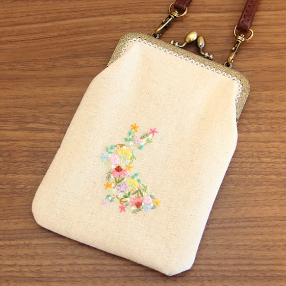 智能手機袋 Gamaguchi 手工刺繡花兔 第1張的照片