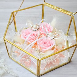 バラと紫陽花のリングピロー‪‪❤︎‬white＆pink 六角ガラスケースL  プリザーブドフラワー 結婚式 1枚目の画像