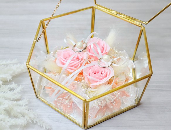 バラと紫陽花のリングピロー‪‪❤︎‬white＆pink 六角ガラスケースL  プリザーブドフラワー 結婚式 1枚目の画像