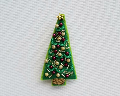 羊毛フェルトブローチ☆ハンドメイド☆刺繍☆ビーズ☆クリスマスツリー