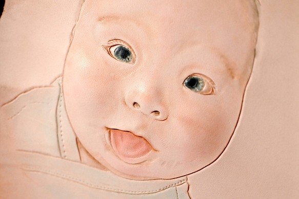 なでなでできる赤ちゃん似顔絵　本革製［オーダーメイド］ 1枚目の画像