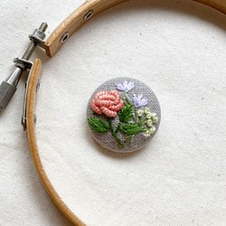 花束刺繍のミニブローチ 1枚目の画像