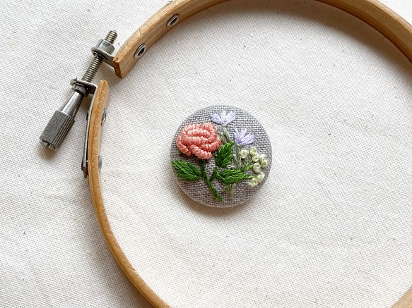 花束刺繍のミニブローチ 1枚目の画像