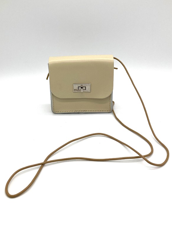 ✴︎Ｗell✴︎ ベージュのパリッと革のマイクロバッグ　【受注生産•送料無料】本革　手縫い　レザーバッグ 1枚目の画像