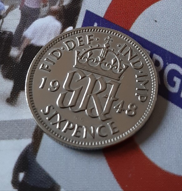 ギターピック　幸せのシックスペンス イギリス  ラッキー6ペンス 英国コイン   美品です 本物 19.5mm 1枚目の画像