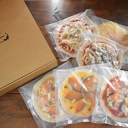【秋ギフト】パリサク食感のクリスピーピザ！　Mサイズ6枚入りギフト 1枚目の画像