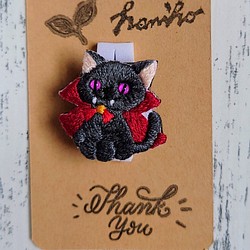 ドラキュラ猫　刺繍ブローチ 1枚目の画像