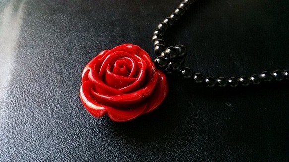 ** 赤薔薇の黒ネックレス **41cm 1枚目の画像