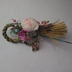 【国産稲わら使用】ホワイトピオニーのガーリーなお正月飾り 1枚目の画像