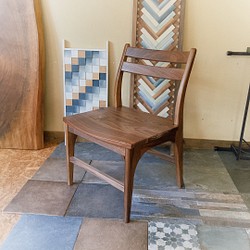 ゆったり座れるウォルナット無垢材の椅子　木製　木の椅子 1枚目の画像