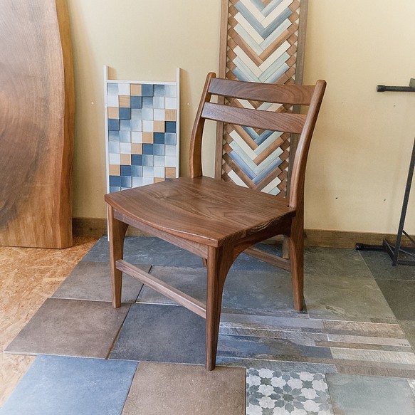 ゆったり座れるウォルナット無垢材の椅子　木製　木の椅子 1枚目の画像
