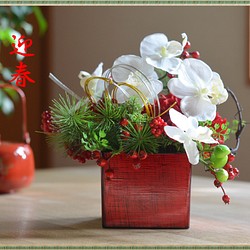 【早割価格】【アート】胡蝶蘭とダリアとサンキライの華やかなお正月アレンジ 1枚目の画像