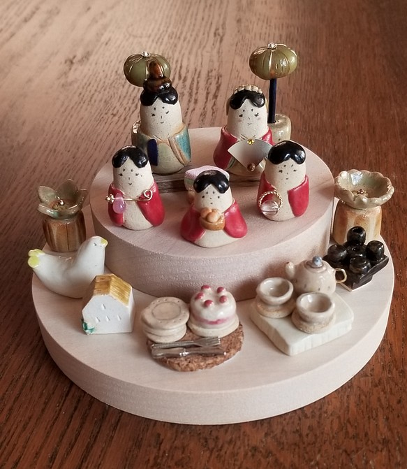 陶の小さなお雛様（2段飾り円形）ティータイム Japanese doll figurines22-002 1枚目の画像