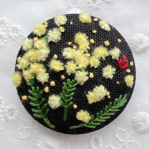 刺繍ブローチ ふわふわミモザとてんとう虫 くるみボタン ボタニカル 花 ブローチ Muu 通販 Creema クリーマ ハンドメイド 手作り クラフト作品の販売サイト