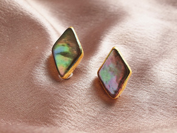金箔珍珠[耳環]金屬卡其色菱|淡水珍珠14kgf金箔卡其綠色 第1張的照片