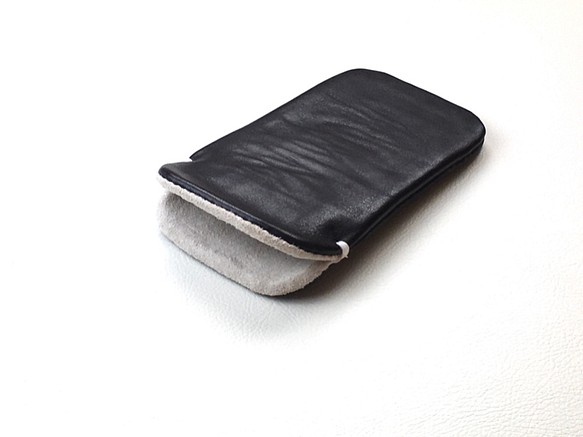 【手感皮質】iPhone14/14Pro黑色真皮保護殼（淺灰麂皮） 第1張的照片