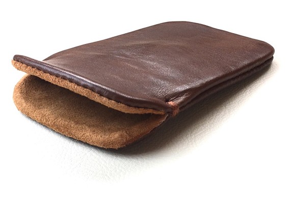 【手感皮革】iPhone14Plus/14pro max 巧克力色真皮保護殼保護套（淺棕色麂皮） 第1張的照片