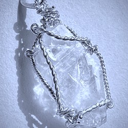 ファーデン水晶の原石と純銀のペンダントトップ 1枚目の画像