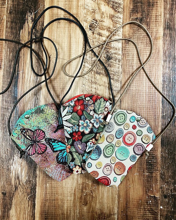 ゴブラン織りのシンプルなスマホポーチ　花と蝶 1枚目の画像
