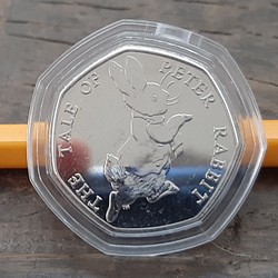 ピーター ラビット と エリザベス女王 本物英国50ペンスコイン  イギリス コイン ビアトリクス・ポター 1枚目の画像
