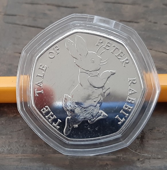 ピーター ラビット と エリザベス女王 本物英国50ペンスコイン  イギリス コイン ビアトリクス・ポター 1枚目の画像