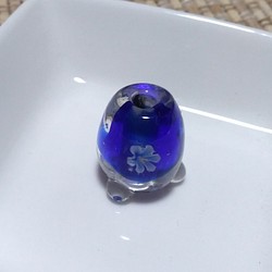 専用品:クリアに青、青の花の入ったトンボ玉のお香立て（白い小皿つき） 1枚目の画像