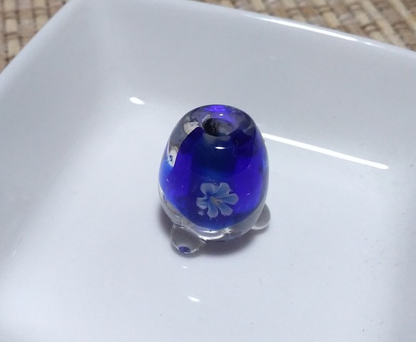専用品:クリアに青、青の花の入ったトンボ玉のお香立て（白い小皿つき） 1枚目の画像