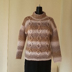ベージュ系の模様編みグラディーションセーター 1枚目の画像